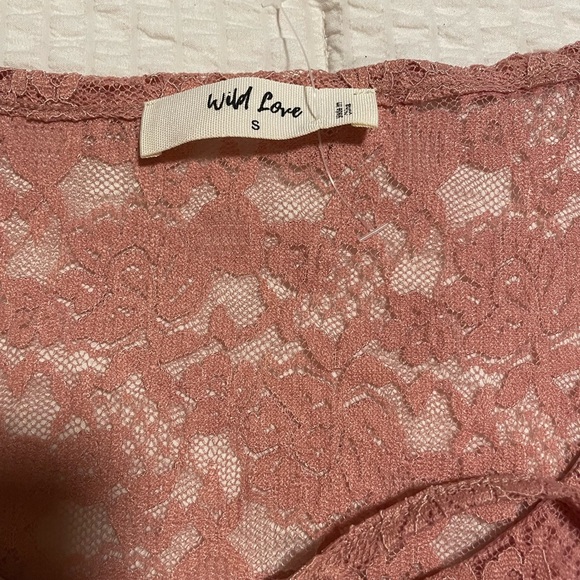 Women’s Pink lace top with a cute little bow on the front!!
Size:small - Picture 2 of 3